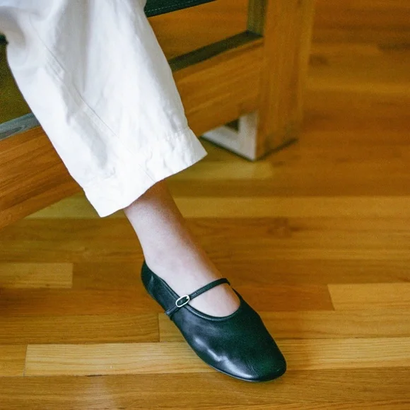 LOQ Daria Flats - Picture 2 of 5